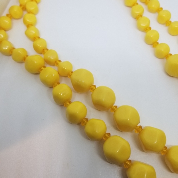 VINTAGE MID CENTURY MODERN BUTTERSCOTCH YELLOW ACRYLIC BEAD LAYERED NECKLACE - Picture 4 of 8
